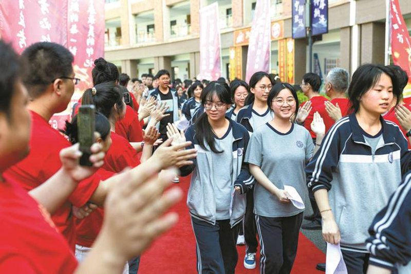 学生时代的记忆：探究定制学生装的行业趋势